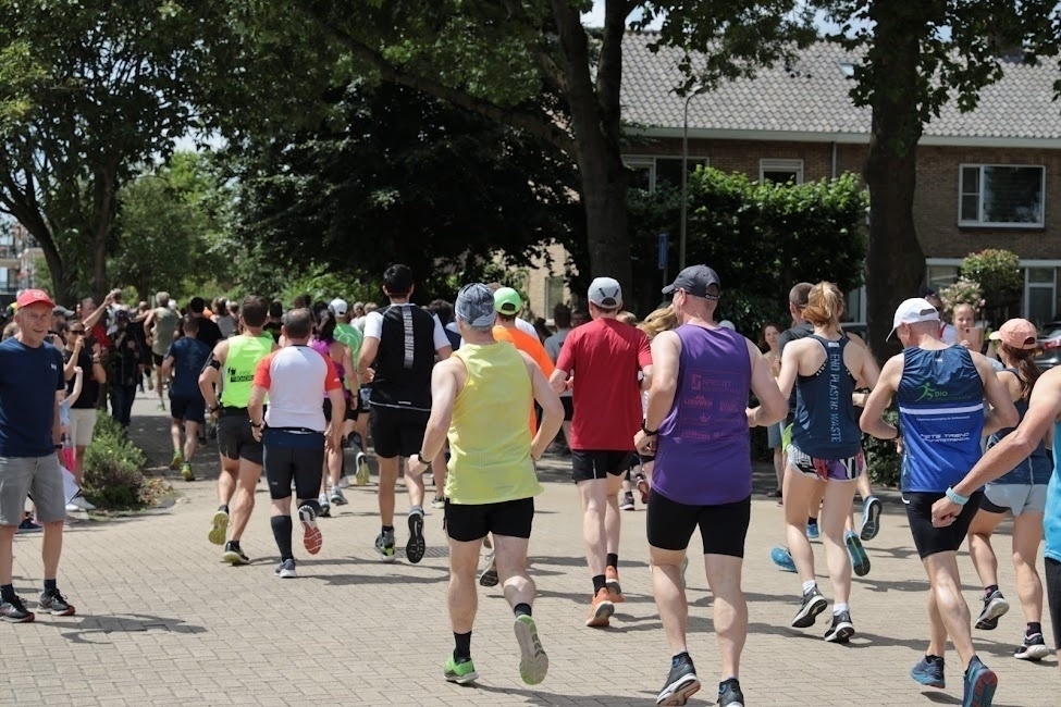 group of runners seen from behind